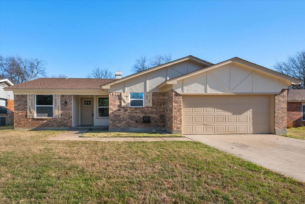 520 Nw Charlyne Drive, Burleson