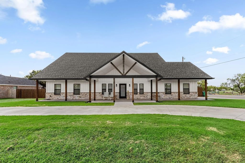 304 Mariners Way, Wichita Falls