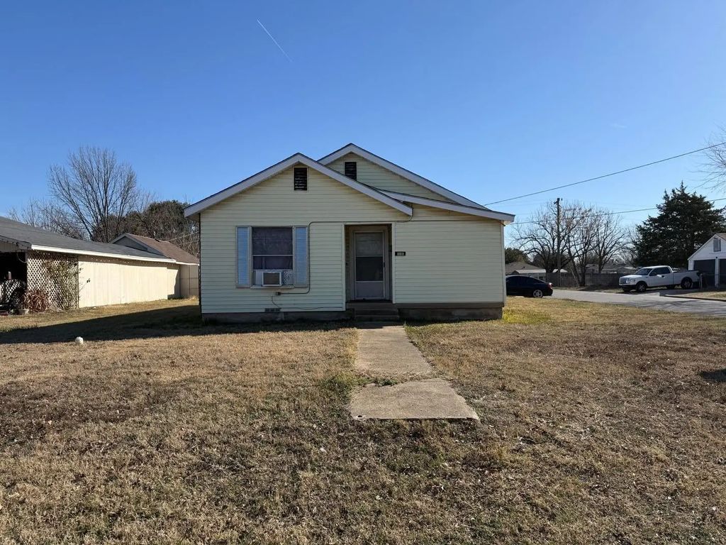 636 S Center Street, Grand Prairie