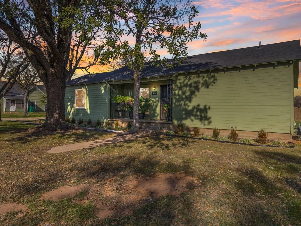 304 S 1st Street, Abbott
