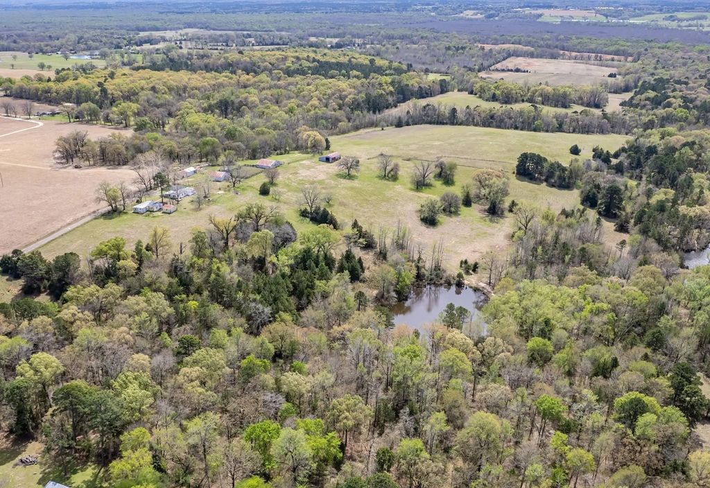 400 County Road 2775, Mineola
