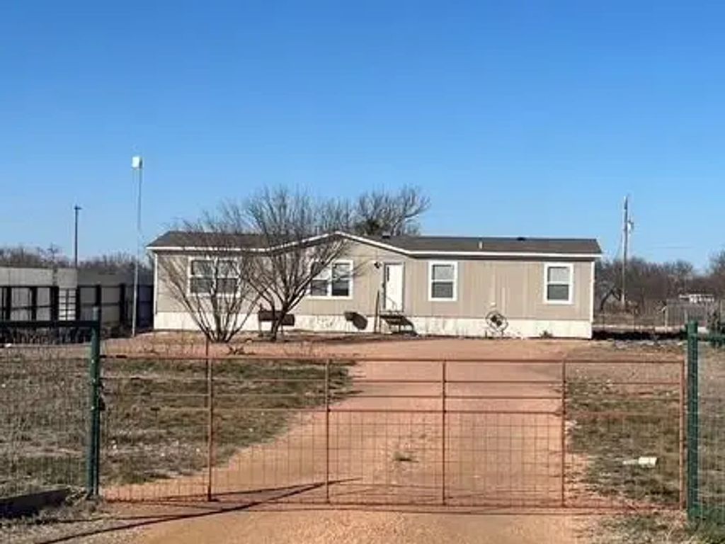 565 County Road 405, Brady