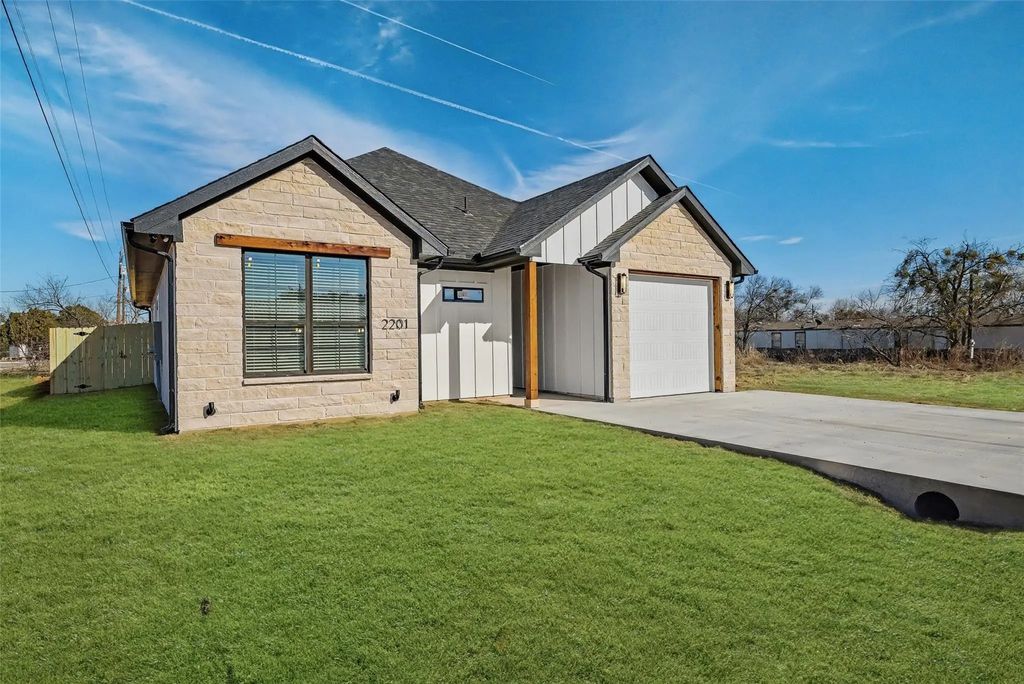 2201 Comet Trail, Granbury