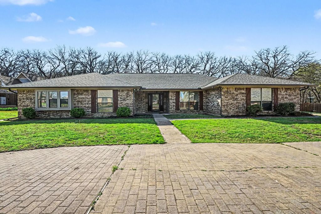 2210 Highlake Drive, Weatherford