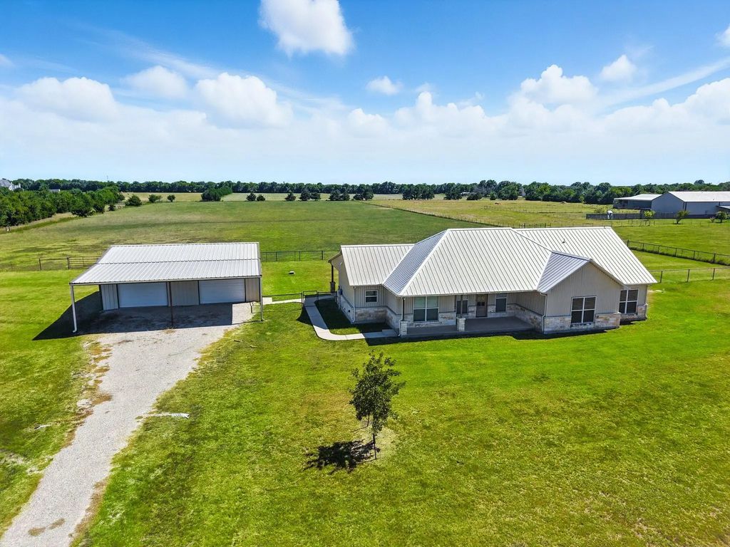 496 County Road 4730, Leonard