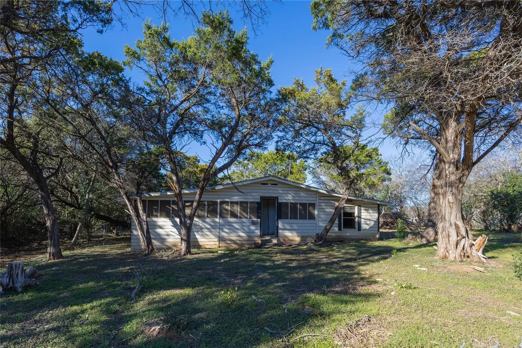 566 County Road 1743, Clifton