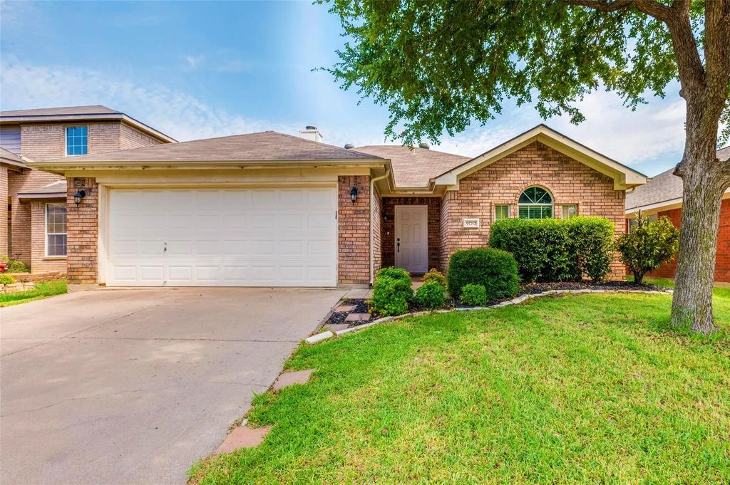 9013 Winding River Drive, Fort Worth