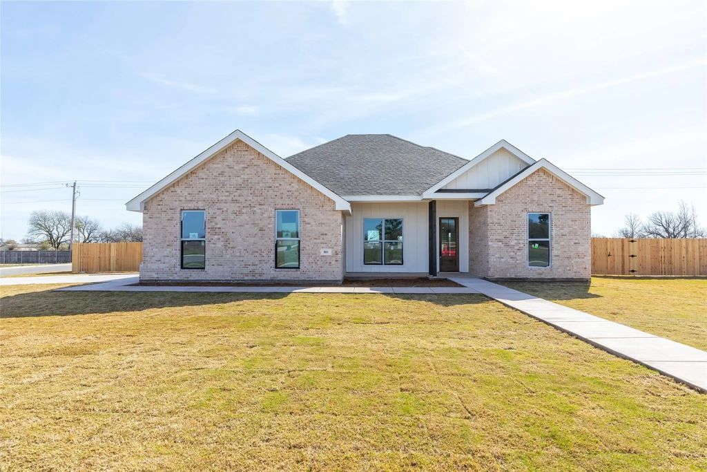 801 Whispering Oaks, Clyde