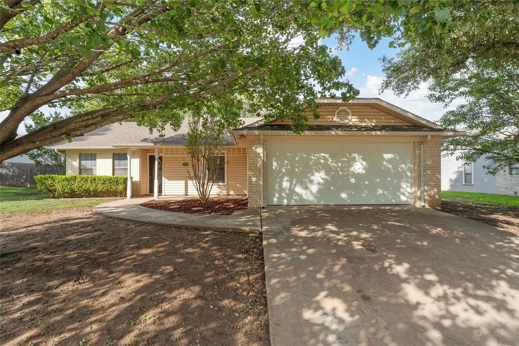 1010 December Drive, Hewitt
