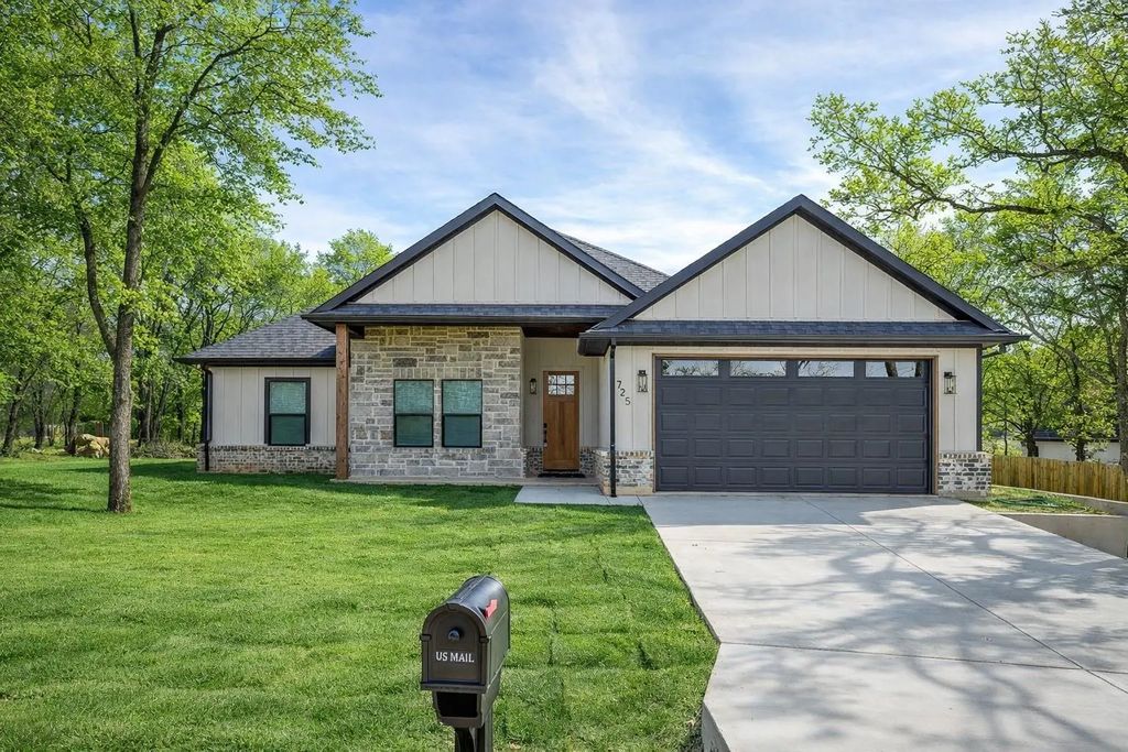725 Haynie Drive, Runaway Bay