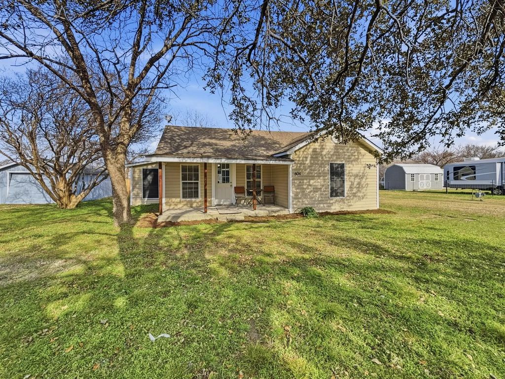 604 N Pecan Avenue, Hubbard