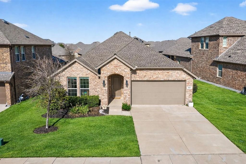 924 Royal Lane, Celina