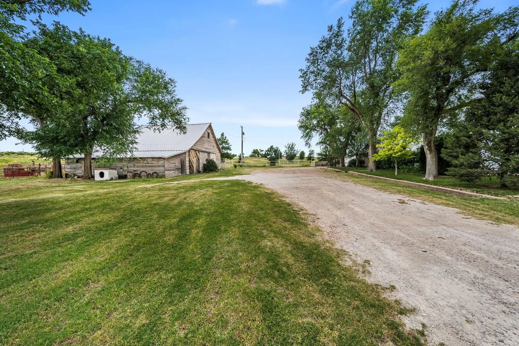 1204 E Cheyenne, Canadian