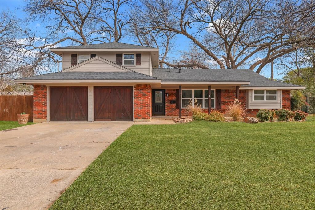 611 Ravenwood Drive, Arlington