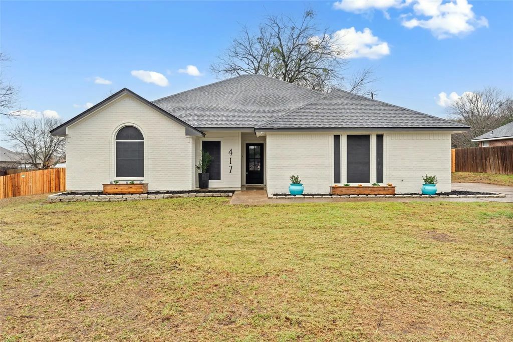 417 E Spring Valley Road, Hewitt
