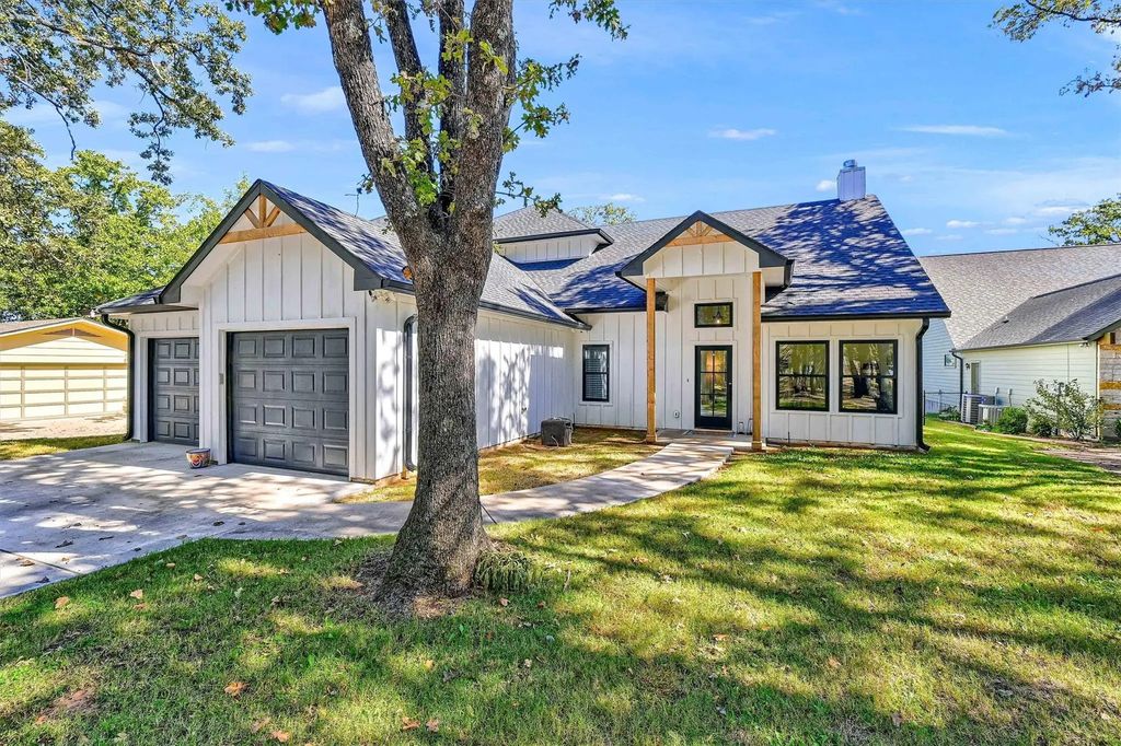 827 Kiowa Drive W, Lake Kiowa