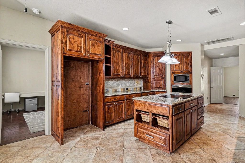 6707 Canyon Crest Drive, Fort Worth
