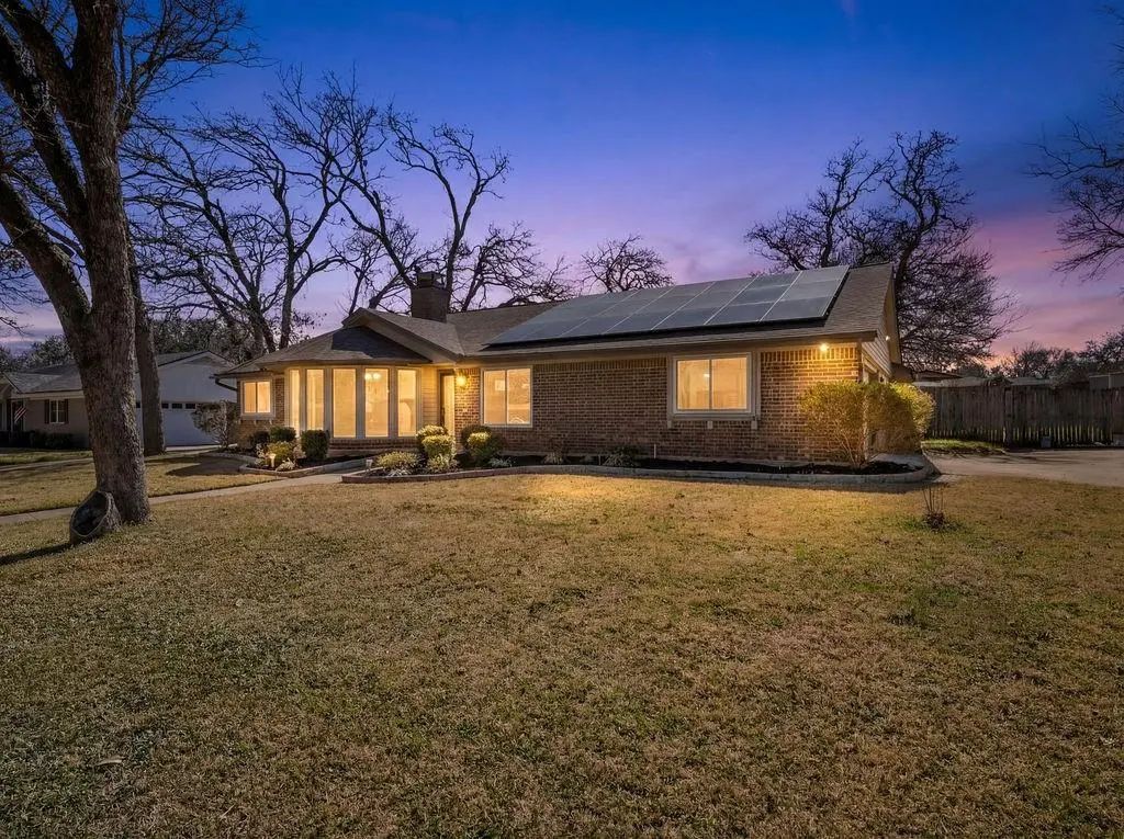 203 Oak Forest Trail, Euless
