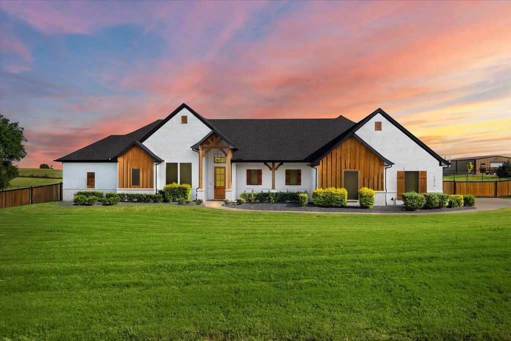 1074 Pioneer Crossing, Weatherford