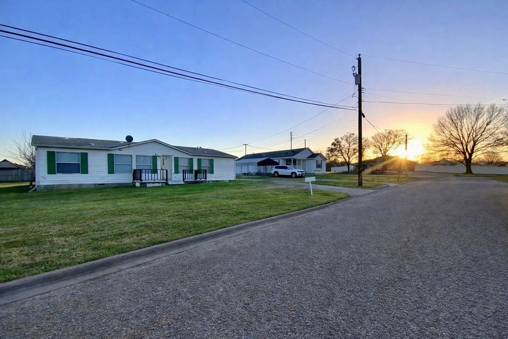 1002 Willow Street, Mexia