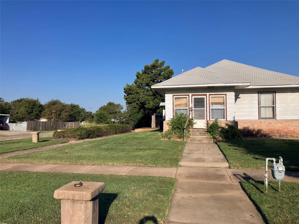 310 Hughes Street, Quanah