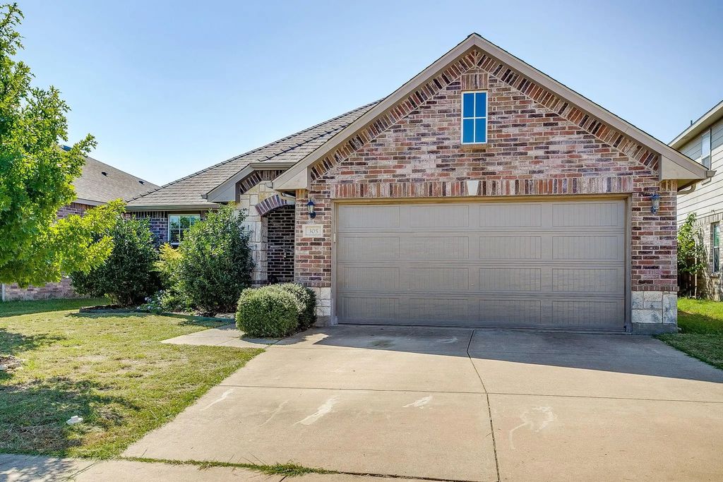 305 Chalkstone Drive, Fort Worth