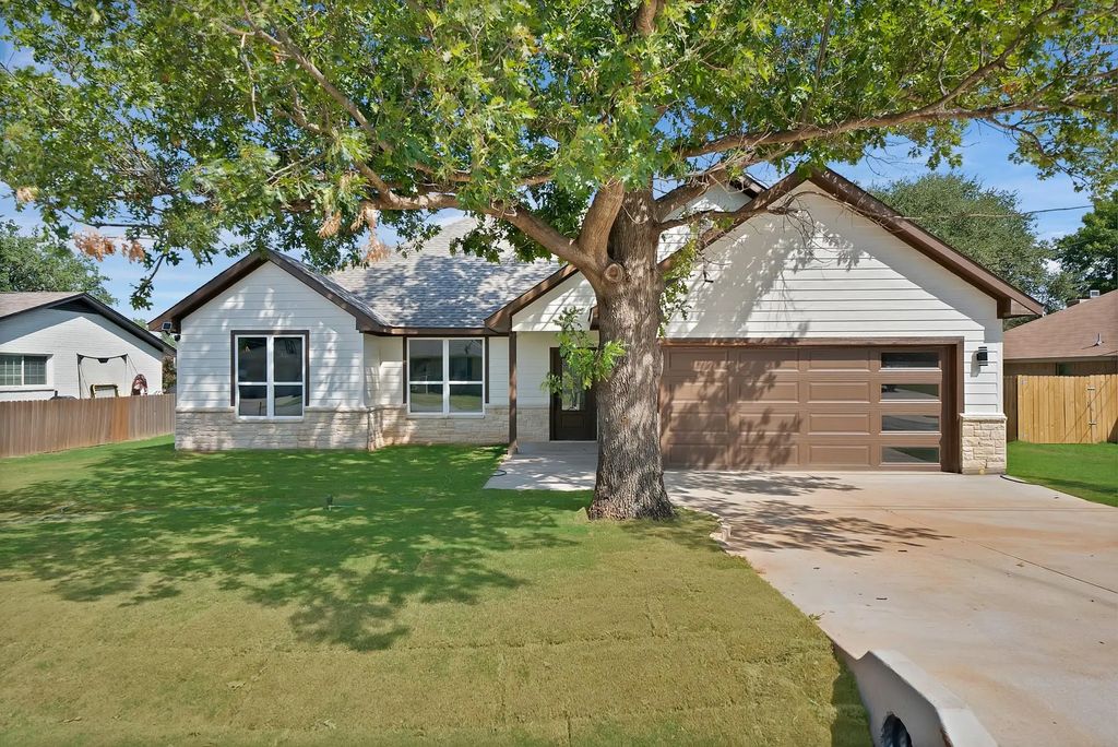 206 Lakeview Drive, Runaway Bay
