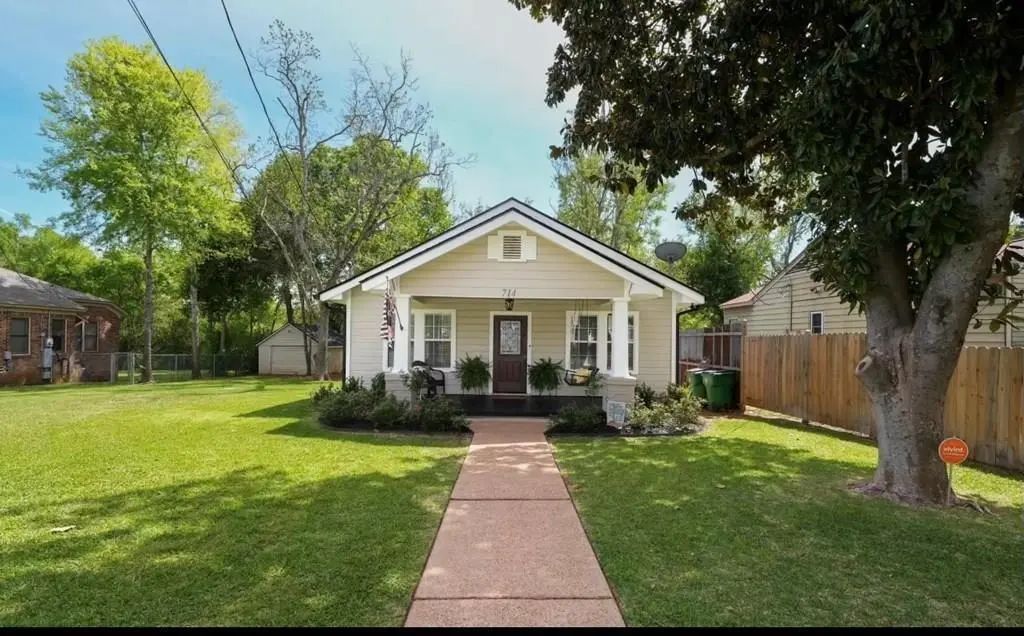 714 E Neches, Palestine