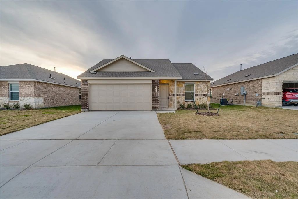 2700 Wispy Creek Drive, Fort Worth