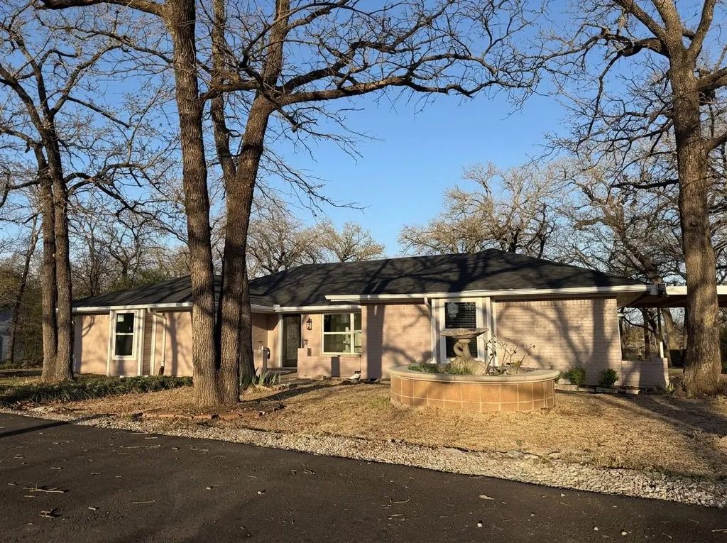129 Oak Trail, Burleson