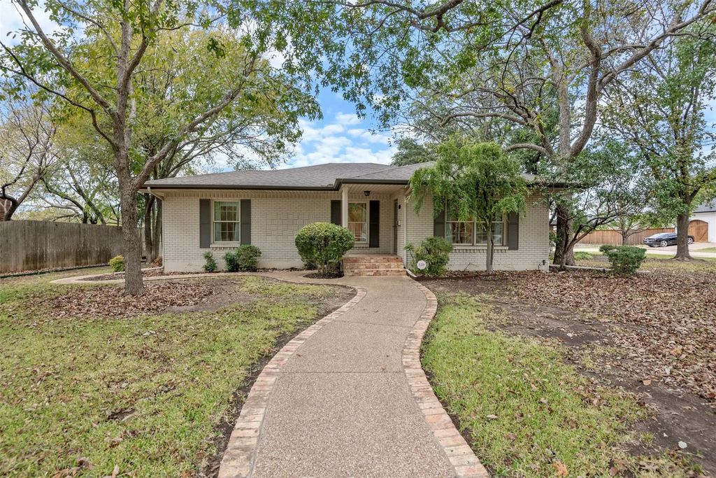 529 N Grand Avenue, Waxahachie