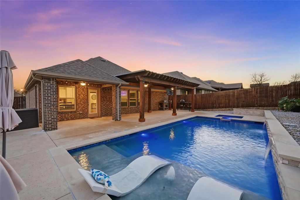 2900 Frio Road, Oak Point