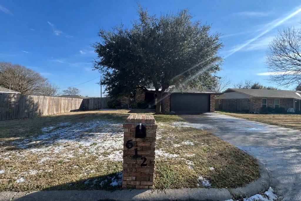 612 Arleta Lane, Ennis