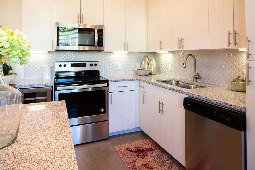 6000 Gaston Avenue 107, Dallas