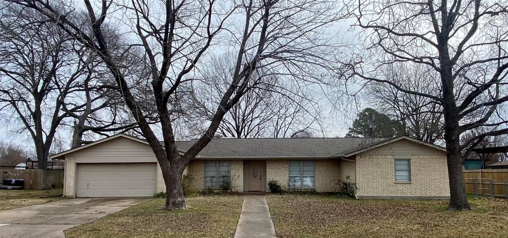 2004 Blue Bird Circle, Bonham