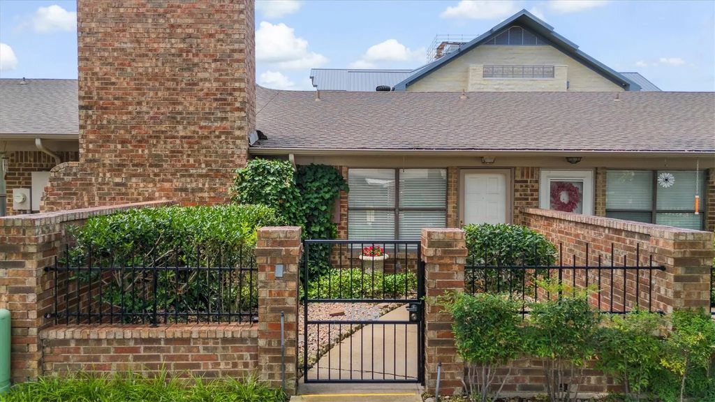 1109 Glenbrook Street, Benbrook
