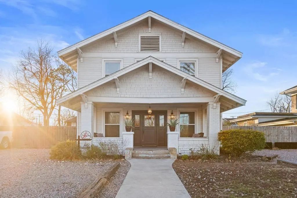 915 N Center Street, Bonham