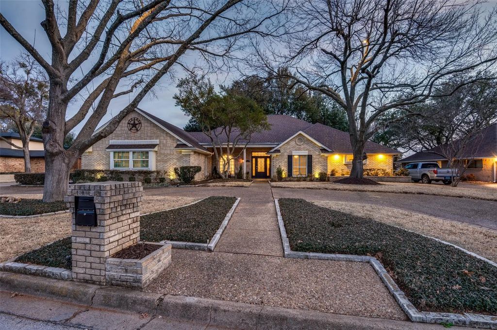 1114 Country Club Court, Mansfield