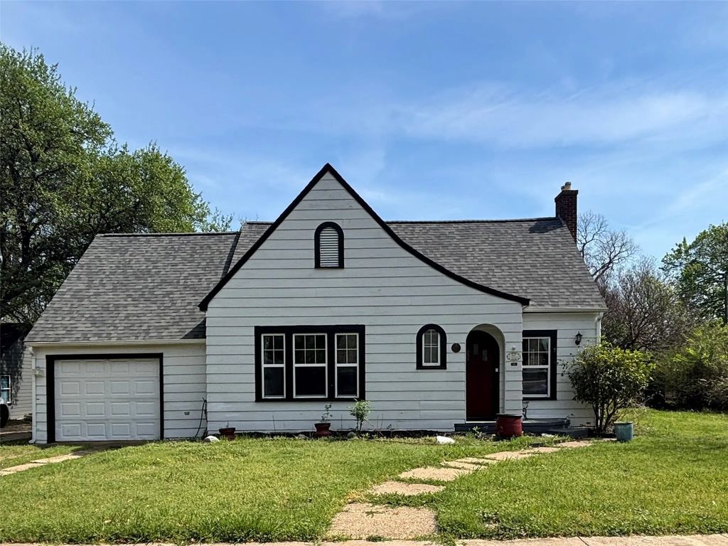 605 W Crockett Street, Ennis