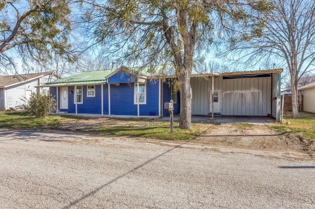 303 S Russell Street, Alvarado