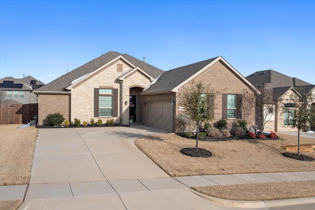 1104 Whispering Hill Drive, Mansfield