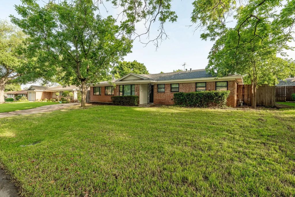 600 Circleview Drive N, Hurst