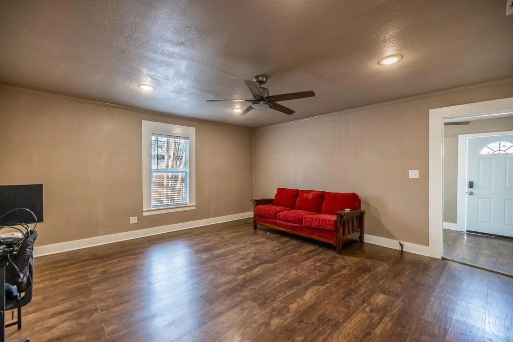 203 W Purdom Avenue, Alvarado