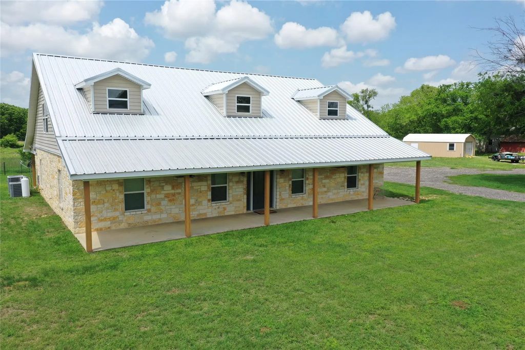 107 S Highway 14, Wortham