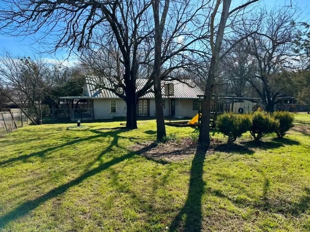 224 W Lowe Avenue, De Leon