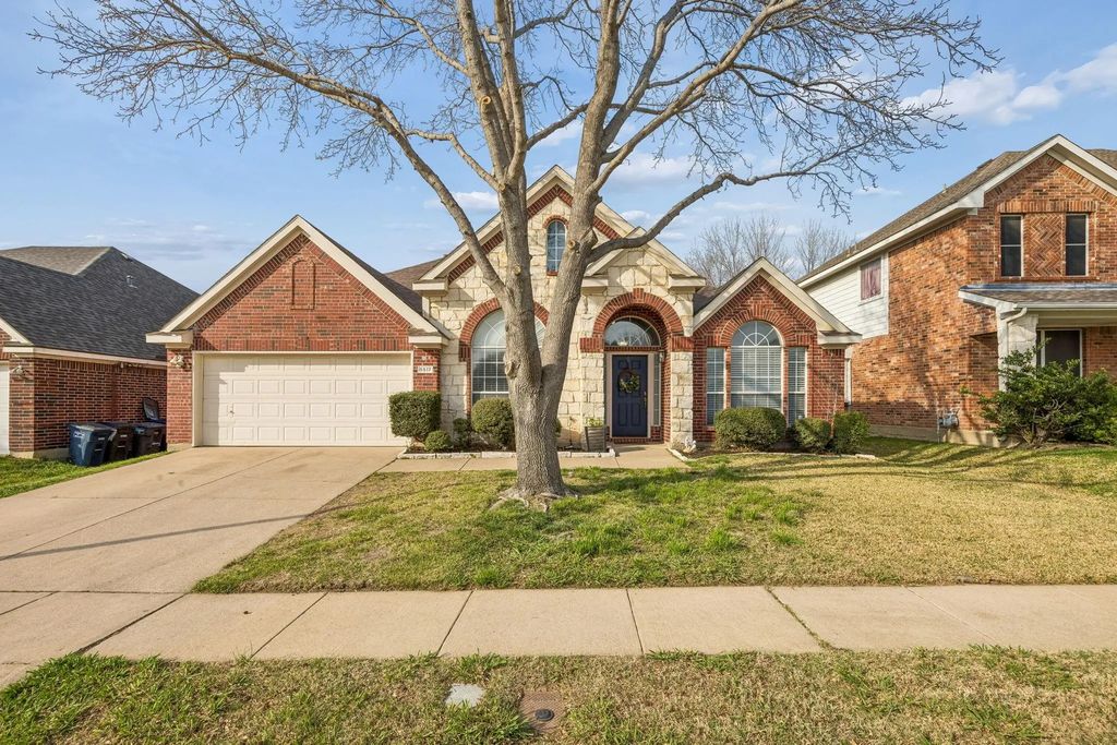 5517 Lawnsberry Drive, Fort Worth