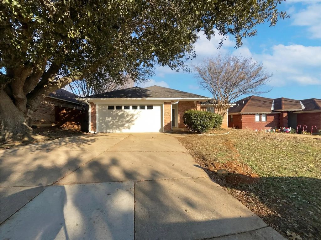 709 Sandy Trail, Fort Worth
