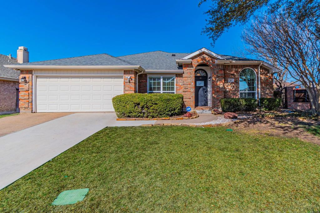 211 Crestview Drive, Arlington