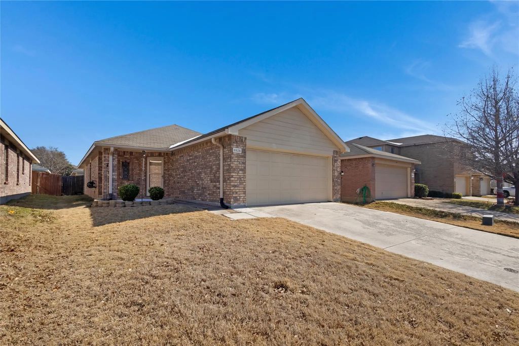 8828 Valley River Drive, Fort Worth