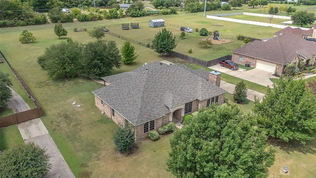 1921 Willow Bend Drive, Oak Leaf